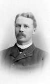 Först folkskollärare och sen direktör.
Johan Fredrik Hallenborg.
Född 1854 i Tibble sn.
Bodde år 1900 i Bjärka Säby.
