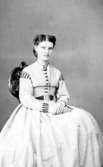 Fru Hofgren från Stockholm o Kungl. Operans balett, danslärarinna. Foto i Skara 5/10 1866.