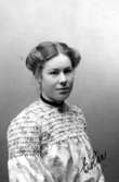 Ester Hoffman-Bang, född Bergstrand. 1904.

Charlotte Hermanson, f. 1852, drev fotoateljé på Torggatan 47 i Skara under åren 1885-1916. Filial i Lundsbrunn.