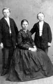 Fru Jonsson från Herrqvarn i Frösve med sönerna Carl och John Fröslind. 
Foto 1860-talet.