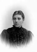 Ammi Maria Klefbeck född Olbers. Född 1869.
Dotter till lektor Olbers vid Skara läroverk.