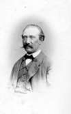 Kan vara Gustaf Vilhelm von Köhler.
Förblåsare vid Reijmyre glasbruk.
Född 1857 i Skedevi socken.