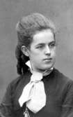 Maria Lundgren. Foto sept 1876.Axel Rydin, f. 1837 d. 1912. Drev fotofirma i Norrlöping, etablerad 1856, i Halmstad, etablerad 1859, i Stockholm, etablerad 1878.