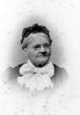 Carolina Nyman född Wettergren.

Charlotte Hermanson, f. 1852, drev fotoateljé på Torggatan 47 i Skara under åren 1885-1916. Filial i Lundsbrunn.