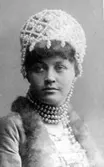 Fröken Anna H Ch Pettersson Norrie i Kosackflickan på Södra Teatern.

Norrie, Anna, f. Pettersson, 1860-1957, sångerska. N. gjorde tidigt succé som operettartist och blev genren trogen; ett ofta upprepat glansnummer var titelrollen i 
