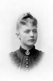 Jane Harriet Prytz gift Timberg.

Charlotte Hermanson, f. 1852, drev fotoateljé på Torggatan 47 i Skara under åren 1885-1916. Filial i Lundsbrunn.
