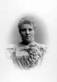 Professorskan Maria Wide.

Lina Jonn, 1861-1896, drev fotoateljé på Bantorget 6 i Lund under åren 1891-1896. Firman etablerades 1891. Hon utbildade även sina systrar Hanna och Maria till fotografer. Firman övertogs av Maria, som drev den 1896-1903.