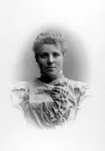 Professorskan Maria Wide.

Lina Jonn, 1861-1896, drev fotoateljé på Bantorget 6 i Lund under åren 1891-1896. Firman etablerades 1891. Hon utbildade även sina systrar Hanna och Maria till fotografer. Firman övertogs av Maria, som drev den 1896-1903.
