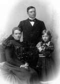 Kyrkoherde J. A. Åstrand, Noruna och hans hustru Anna Wennberg jämte dotter Märta.