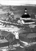 Lidköping. 
Spetska garverigården t.h. Stora Torget en veckomarknadsdag.