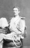 Prins Carl, hertig af Västergötland.

Carl, 1861-1951, svensk prins, hertig av Västergötland, tredje son till Oscar II. Efter universitetsstudier i Uppsala ägnade han sig främst åt kavalleriet. Han blev generalmajor 1897, general 1908 och var1898-1912 inspektör för kavalleriet. C. kallades under denna tid populärt 