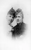 Fru Ellen Cederström och Fru Henning.

Hartman-Cederström, Ellen, f. Hedlund, 1860-1945, skådespelerska, anställd vid Dramaten 1880-91 samt 1894-98. Till hennes mer uppmärksammade rolltolkningar hör Puck i Shakespeares 
