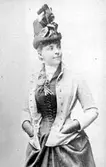 Fru Ellen Cederström-Hartman.

Hartman-Cederström, Ellen, f. Hedlund, 1860-1945, skådespelerska, anställd vid Dramaten 1880-91 samt 1894-98. Till hennes mer uppmärksammade rolltolkningar hör Puck i Shakespeares 