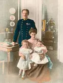 Prins Carl med familj.

Carl, 1861-1951, svensk prins, hertig av Västergötland, tredje son till Oscar II.
C. förmäldes 1897med prinsessan Ingeborg av Danmark. Paret hade döttrarna Margaretha, dansk prinsessa, Märtha, kronprinsessa av Norge, och Astrid, drottning av Belgien, samt sonen Carl Bernadotte (f. 1911).
http://www.ne.se/jsp/search/article.jsp?i_art_id=141293