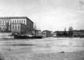 Stockholm. 
Stockholms slott och Strömparterren.

Båten 