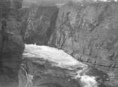 Lappland. Abiskojokk. Foto: juli 1903.

2001-03-07 PS. Abisko nationalpark, nationalpark i n.v. Lappland; 7Â 700 ha, inrättad 1909. A. består av en björkskogsklädd dalgång med rikt blommande fjällängar samt fjället Njulla (1169 mÂ ö.h.). Abiskojokk, som rinner genom dalen, bildar en djupt nedskuren, ca 2Â km lång kanjon med en serie vattenfall. Utsikten från Njulla över Torneträsk och fjällpasset Lapporten hör till sevärdheterna. Ett naturum med information om parkens natur finns i Abisko.
http://www.ne.se/jsp/search/article.jsp?i_art_id=107240