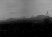 Lappland, Lapporten taget från Njullafjället Foto: juli1903.

2001-03-07 PS. Abisko nationalpark, nationalpark i n.v. Lappland; 7Â 700 ha, inrättad 1909. A. består av en björkskogsklädd dalgång med rikt blommande fjällängar samt fjället Njulla (1169 mÂ ö.h.). Abiskojokk, som rinner genom dalen, bildar en djupt nedskuren, ca 2Â km lång kanjon med en serie vattenfall. Utsikten från Njulla över Torneträsk och fjällpasset Lapporten hör till sevärdheterna. Ett naturum med information om parkens natur finns i Abisko.
http://www.ne.se/jsp/search/article.jsp?i_art_id=107240