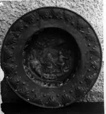 Upphärad sn, 
Kyrkan dopfat.