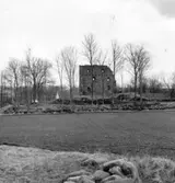 Husaby socken.
Biskopsborgen från norr.

Husaby biskopsborg uppfördes omkring 1400 av Brynolf Gerlaksson och förstördes kort tid efter reformationen. Det centrala tornhusets södra vägg kvarstår dock till full höjd. Borgen utgrävdes och konserverades under 1960-talet.
http://www.ne.se/jsp/search/article.jsp?i_art_id=206431