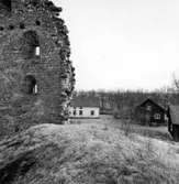 Husaby socken. 
Biskopsborgen, sydgavelns västra del.

Husaby biskopsborg uppfördes omkring 1400 av Brynolf Gerlaksson och förstördes kort tid efter reformationen. Det centrala tornhusets södra vägg kvarstår dock till full höjd. Borgen utgrävdes och konserverades under 1960-talet.
http://www.ne.se/jsp/search/article.jsp?i_art_id=206431