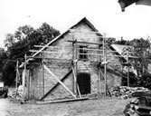 Kungsgårdens huvudbyggnad är byggd ca 1740 av sten från klostret.
Den blev statligt byggnadsminne 1935.