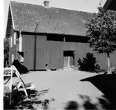 Götlunda sn. Garveri i Tidan.

Nylén, Anna-Maja, 1912-76, etnolog, dräkt- och textilhistoriker, docent i Uppsala 1957. N. anställdes vid Nordiska museet 1938, förestod Etnologiska undersökningen 1961-65 och var 1:e intendent vid textilavdelningen från 1965. Hon utgav bl.a. standardverket Hemslöjd: Den svenska hemslöjden fram till 1800-talets slut (1969).
http://www.ne.se/jsp/search/article.jsp?i_art_id=273252