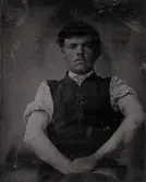 Man med koppor på armarna.