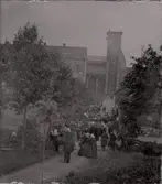 Folksamling på väg mot Skara domkyrka.