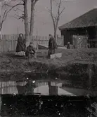 Måleri vid staffli vid damm i Skara.