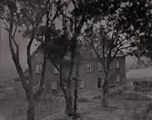 Troligen en av flygelbyggnaderna på Brogården, Skara Veterinärinrättning.