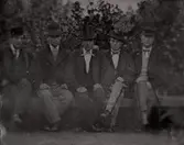 Fem herrar iklädda höga hattar.