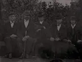 Fem herrar iklädda hatt.