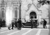 Skara. Västsvenska Hembygdskonferensens utfärd 18/6 1927. Avfärd från Skara.

Fotograf: Dr. E.  Bergman.