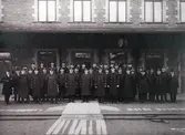 Järnvägspersonal på Skara station i början av 1930-talet.
Personerna är fr.v. i främre raden:
A. Lindroth, M. Bobeck, G. Hultman, Gösta Eldh, E. Holm, A.G. Eldh, 
O. Ryberg. G.L. Dahlén, J. Svensson, G. Ahlberg, A. Malke, G. Lundstedt, J.A. Johansson, T. Ekelöv.
Övre raden:
E. Broberg, C. Edström, K.V. Johansson, Alf Johansson, F. Djerf, Okänd, B. Johansson, P. Schough, D. Ekström, I. Lundberg, Axel Jonsson, 
O. Krook, L. Johansson, Axel Lundberg.