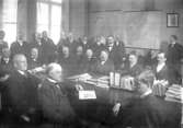 1915-16: Kollegiet. Saknas: lektor Lundwall, adj Sigfrid Damgren, adj Birger Lyhrén, adj Holger Lundgren,(av vilket det synes halva ansiktet längst till vänster) adj Josef Roswall, major v. Sveigberg.