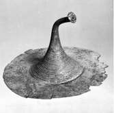 Falköping.Bälteprydnad av brons funnen i Åsle.Deponerad i Falbygdens museum.Konserverad i Skara 1968.