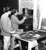 Skara.
Kv. Herrgården.
Kråks herrgård. Östra flygeln. 
Kakelugnsmakaren Hjoberg från Frändefors, sätter upp kakelugn i biblioteket.