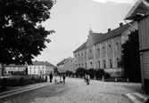 2000-09-11, AS. Till vänster i bilden skymtar vi Skara Domkyrka och snett fram till höger Skara gamla bibliotek.