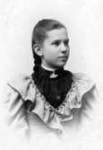 6 Juli 1894.
Charlotte Hermanson. Skara.
Torggatan 47.
Plåten förvaras.

Charlotte Hermanson, f. 1852, drev fotoateljé på Torggatan 47 i Skara under åren 1885-1916. Filial i Lundsbrunn.