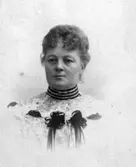 Föreställande släktingar till Folke Clemensson, fru Clemenssos avlidne man. Fotoalbumet skänkt av fru Svea Clemensson, Jarlagatan 10, Skara.
Albumet härrör från Skåne, (Lund, Hälsingborg).

Lina Jonn, 1861-1896, drev fotoateljé på Bantorget 6 i Lund under åren 1891-1896. Firman etablerades 1891. Hon utbildade även sina systrar Hanna och Maria till fotografer. Firman övertogs av Maria, som drev den 1896-1903.