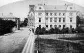 Skara, Järnvägsgatan 5. 
Hotellet från söder samt gamla kyrktornet mellan telegrafhuset och Königs trädgård låg en liten 