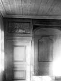 Strö sn. 
Stola, exteriör och interiör (text se resp. foto.)
Dörr och panel i gamla stenbyggnadens övre våning.
