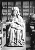 PietÃ , framställning av den sörjande jungfru Maria, sittande med den döde Kristu.

Nu i Västergötlands museums samlingar.