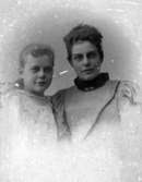 Karin & Emma Walter 1895.
Hammar & Co  Skara & Axvall.

Mor och dotter.
Maka och dotter till Rudolf Walter.

E. Walter f.d. Forsell.