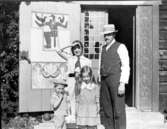 Agnes de Frumeries samling, Danderyd. Släktfoto. Kapten Sven Springfeldt (Agnes kusin) Fru Springfeldt. Torsten och Inga Romanus, barn till Carl Romanus och Gerda Kjellberg (Kusin till Agnes), Sven Springfeldts syster.