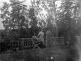 Agnes de Frumeries samling, Danderyd. Olga Brochell (Agnes syster), Agnes de Frumerie och Ebba Kjellberg (Agnes moster), Borgen.