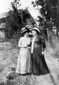 Gerda Elis. Kjellberg, läkare (Agnes de Frumeries kusin) och Sophie Elis. Uddman f. Kjellberg (Agnes de Frumeries mor). 
Villa Borgen 30 Maj 1909.

Agnes de Frumeries samling, Danderyd.