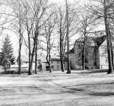 Skara.
Djäknestallet och Biblioteksparken taget från Veterinärgatan, april 1964.