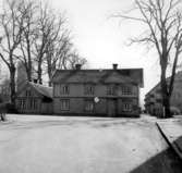 Skara,.
Axvallatullen (Götalatullen) från Jesper Svedbergsgatan, april 1964.

Ingenjör Ernst Lefvanders samling, Skara.