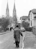 Skara, Alandersgatans västra mynning. Domkyrkan i bakgrunden.

Ingenjör Ernst Lefvanders samling, Skara.